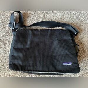 Patagonia messenger/laptop bag in black - GUC